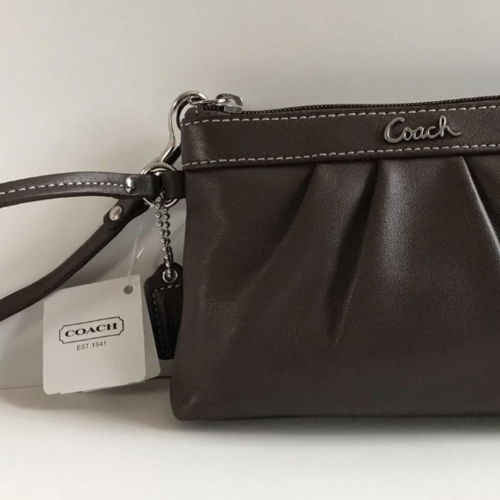 NWOT Coach Choclate Brown Leather Wristlet Clutch